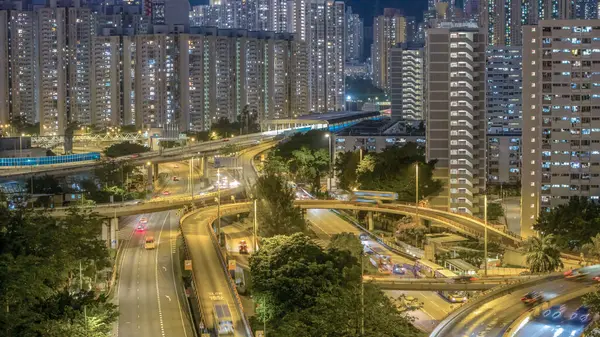 Şehrin canlı caddelerini ışık yollarıyla, kesişen yollarıyla gösteren şehir gece manzarası