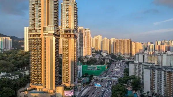 Çağdaş gökdelenler yoğun bir kentsel ortama karşı çerçevelenmiş,
