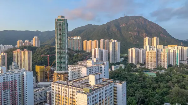 Gökyüzü manzaralı bir gösterinin altında dağ zeminli konutlar