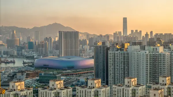Sıcak bir günbatımında Hong Kong 'un manzarası
