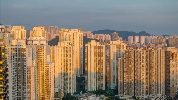 Altın saat güneş ışığı yükselen gökdelenleri yıkıyor.