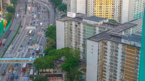 yeşil ve kentsel çevreyle çevrili apartmanlar