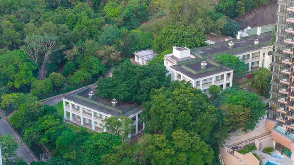 Yoğunlukla çevrili kentsel binaların hava perspektifi,