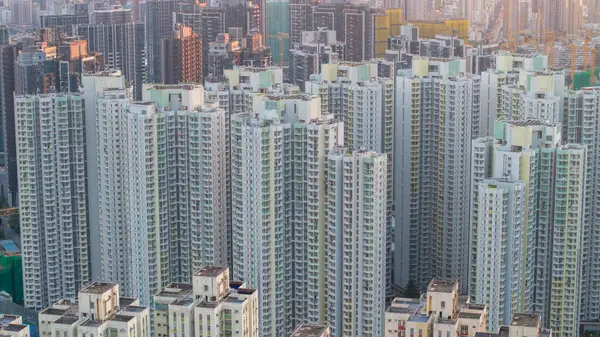 Şehir manzarası sergisinde sıkıca paketlenmiş konut binaları