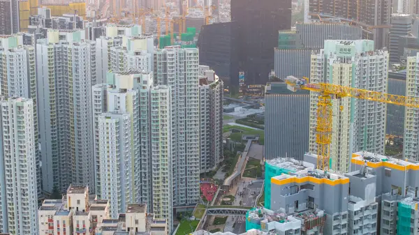 Şehir manzarası sergisinde sıkıca paketlenmiş konut binaları