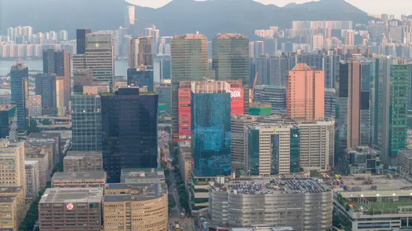 Gökdelenleri ve kentsel mimarisi olan canlı bir şehir, dağlık bir alana karşı kurulmuş.