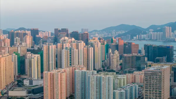 Altın saat güneş ışığı yükselen gökdelenleri yıkıyor.