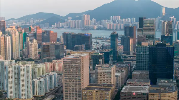 Gökdelenleri ve kentsel mimarisi olan canlı bir şehir, dağlık bir alana karşı kurulmuş.