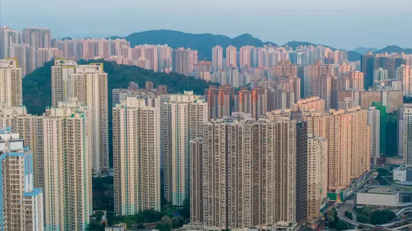 Altın saat güneş ışığı yükselen gökdelenleri yıkıyor.