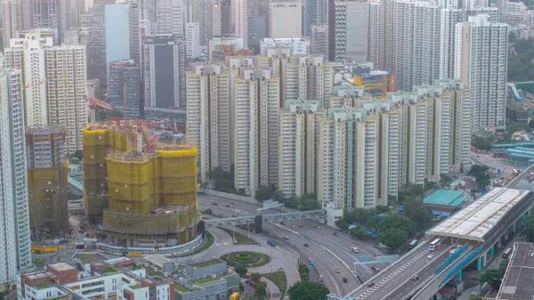 Yüksek binaların yer aldığı yoğun kentsel alan manzarası