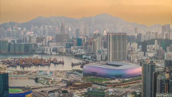 Sıcak bir günbatımında Hong Kong 'un manzarası