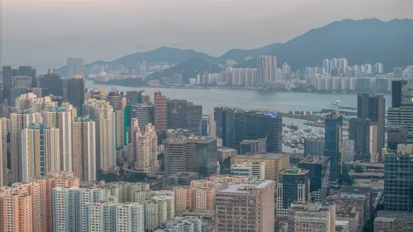 Gökdelenleri ve kentsel mimarisi olan canlı bir şehir, dağlık bir alana karşı kurulmuş.