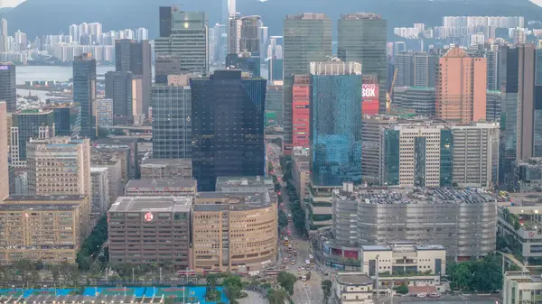 Gökdelenleri ve kentsel mimarisi olan canlı bir şehir, dağlık bir alana karşı kurulmuş.