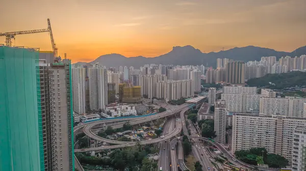 Günbatımında modern şehir, gökdelenler, konut binaları