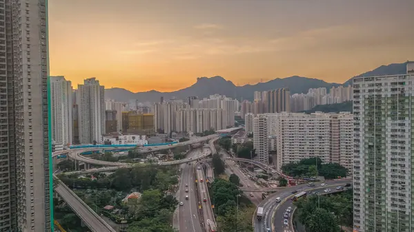 Günbatımında modern şehir, gökdelenler, konut binaları