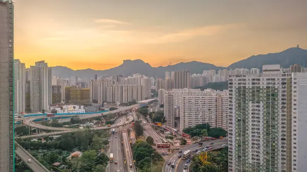 Günbatımında modern şehir, gökdelenler, konut binaları