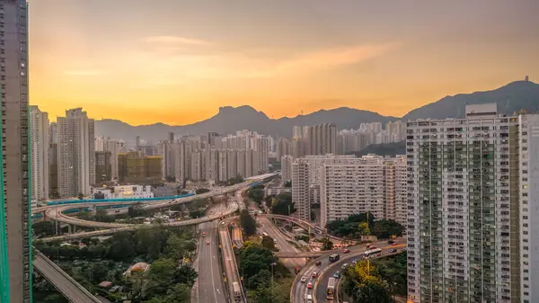 Günbatımında modern şehir, gökdelenler, konut binaları