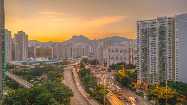 Günbatımında modern şehir, gökdelenler, konut binaları