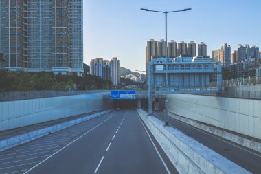 Asgari beton elementlerle çevrili modern kentsel yol