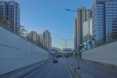 Asgari beton elementlerle çevrili modern kentsel yol