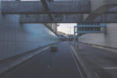 Asgari beton elementlerle çevrili modern kentsel yol