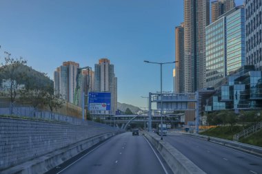 Yüksek konut binalarının manzarası, bir köprü ve otoyol.