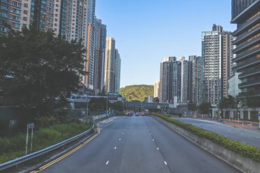 Yüksek konut binalarının manzarası, bir köprü ve otoyol.