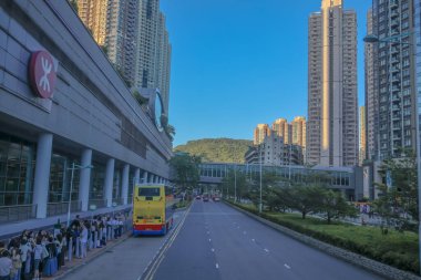 Yüksek konut binalarının manzarası, bir köprü ve otoyol.