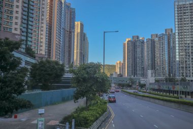 Yüksek konut binalarının manzarası, bir köprü ve otoyol.