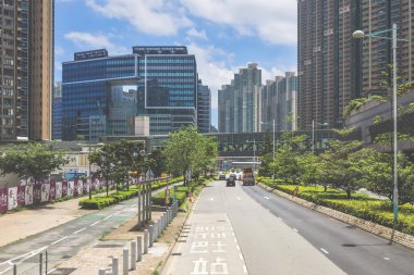 Şehir caddesi yemyeşil ve çağdaş binalarla dolu.