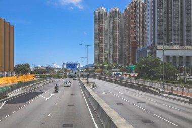 Şehir caddesi yemyeşil ve çağdaş binalarla dolu.