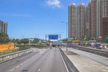 Şehir caddesi yemyeşil ve çağdaş binalarla dolu.