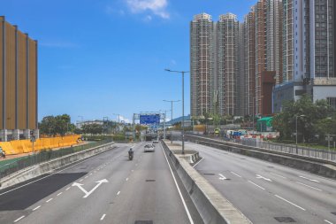 Şehir caddesi yemyeşil ve çağdaş binalarla dolu.