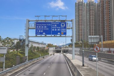 Şehir caddesi yemyeşil ve çağdaş binalarla dolu.