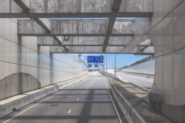 Asgari beton elementlerle çevrili modern kentsel yol