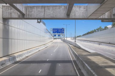 Asgari beton elementlerle çevrili modern kentsel yol