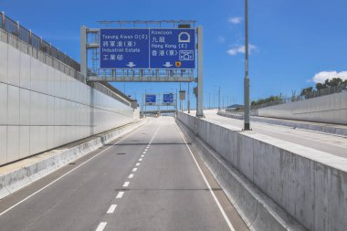 Asgari beton elementlerle çevrili modern kentsel yol
