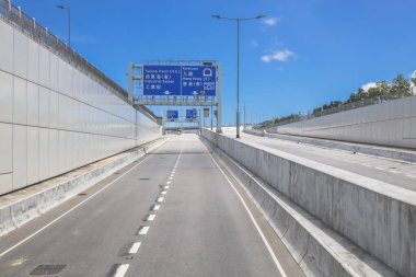 Asgari beton elementlerle çevrili modern kentsel yol