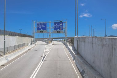 Asgari beton elementlerle çevrili modern kentsel yol