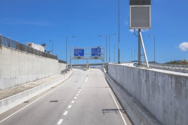 Asgari beton elementlerle çevrili modern kentsel yol