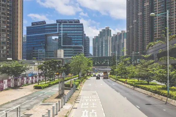 Şehir caddesi yemyeşil ve çağdaş binalarla dolu.