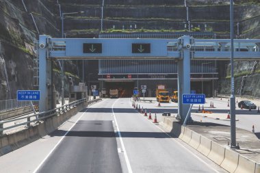Tate 'in girişine doğru ilerleyen çeşitli araçların bulunduğu yol.