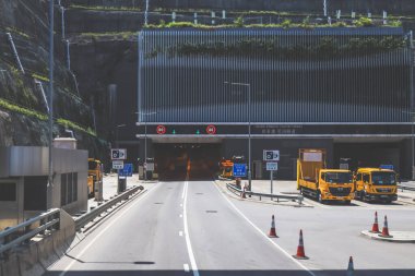 Tate 'in girişine doğru ilerleyen çeşitli araçların bulunduğu yol.