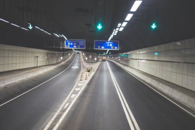 Hong Kong 'daki modern tünel yolu, temiz altyapıya sahip.
