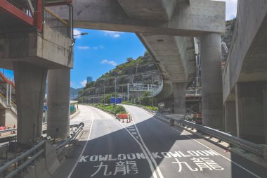Üstgeçit yapısına sahip bir şehir otoyolu manzarası ve işaretler