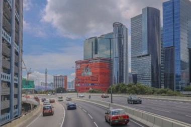 Modern gökdelenlerin ve benzersiz gökdelenlerin kuşattığı bir şehir otoyolu manzarası