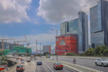Modern gökdelenlerin ve benzersiz gökdelenlerin kuşattığı bir şehir otoyolu manzarası