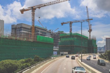 Turnaların ve yeşil kapakların yer aldığı kentsel inşaat sahası