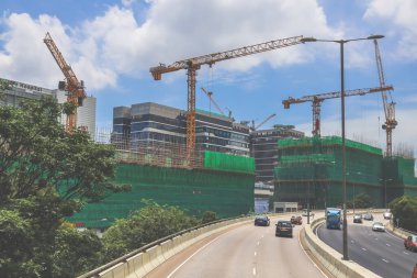 Turnaların ve yeşil kapakların yer aldığı kentsel inşaat sahası