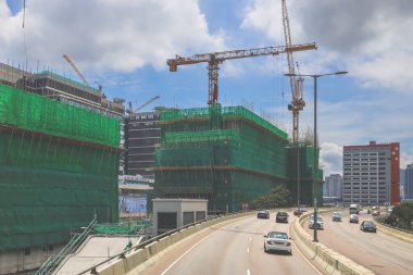 Turnaların ve yeşil kapakların yer aldığı kentsel inşaat sahası